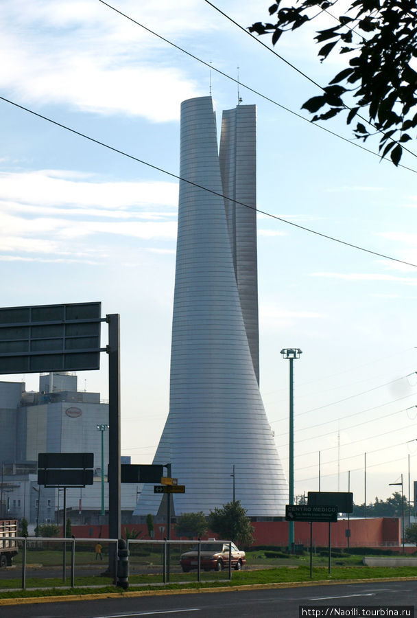 Раздвоенная башня Толуки — символ города Толука-де-Лердо, Мексика