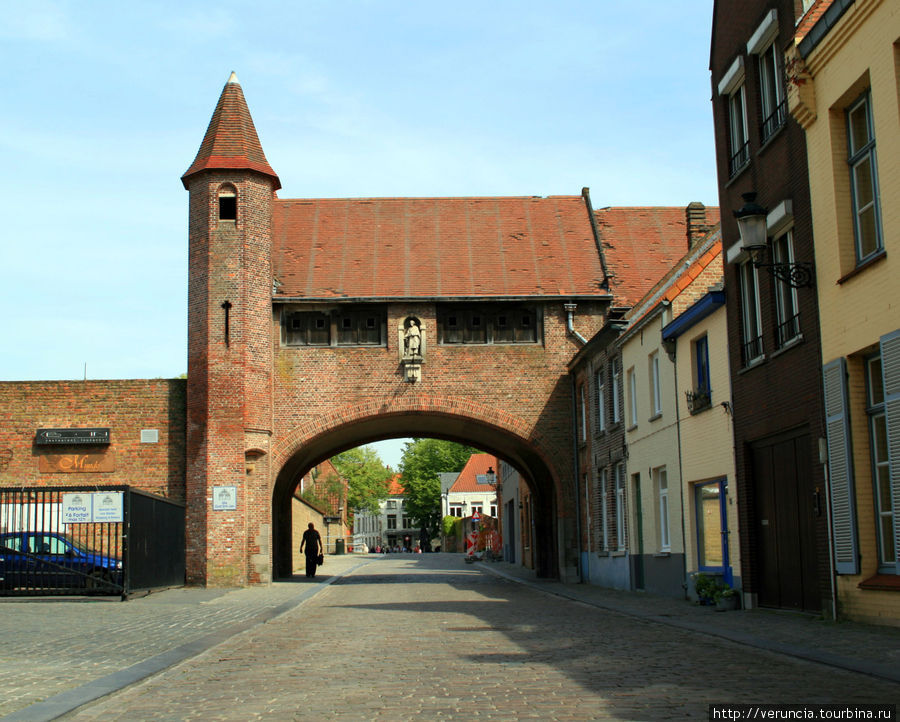 Старые ворота в город Брюгге, Бельгия