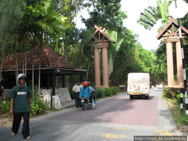 выезд (он же въезд) с территории отеля Лангкави остров, Малайзия