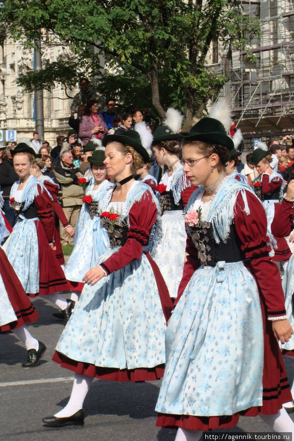 Эти наряды молодежь носит не только на Октоберфест Мюнхен, Германия
