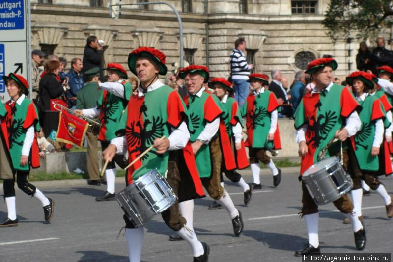 Барабанщики обычно открывают парад Мюнхен, Германия