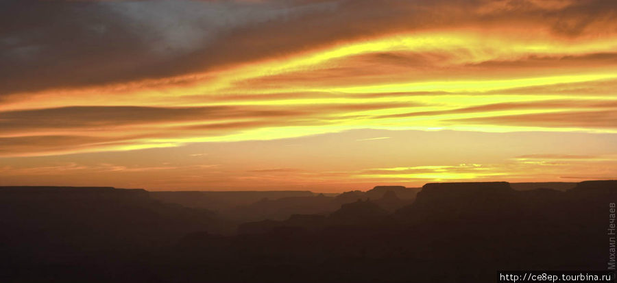 Отблески лучей солнца на небе впечатляют Национальный парк Гранд-Каньон, CША