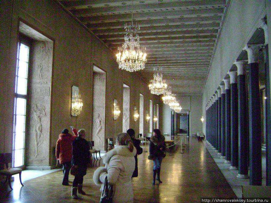 Южная галерея ратуши привлекает внимание двумя рядами колонн,... Стокгольм, Швеция