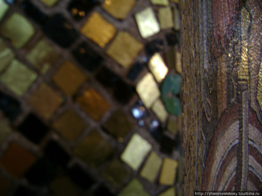 мельчайших кусочков золотой мозаики. Стокгольм, Швеция