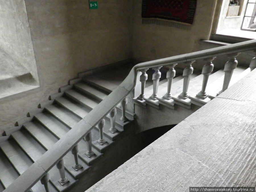 выходим на лестницу, по которой Нобелевские лауреаты поднимаются в здание Ратуши Стокгольм, Швеция