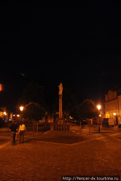 Колонна — уменьшенная копия той, что стояла на Староместской площади Праги и была уничтожена почти век назад.