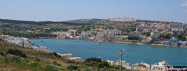 Залив Сент Пол с одноименным пляжем Сент-Джулианс, Мальта