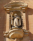 Статуя на фронтоне церкви Sacred Heart