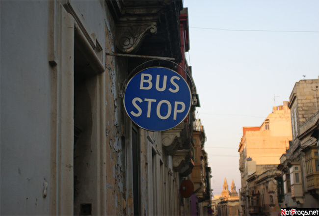 Автобусные остановки на Мальте выполнены в минималистическом стиле! Слима, Мальта