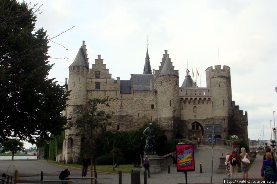 этот замок, стоящий на берегу реки — все, что осталось от средневековых фортификационных сооружений Антверпен, Бельгия