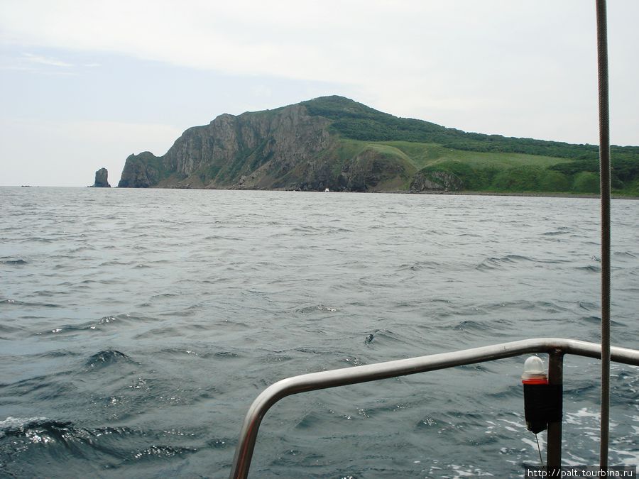 Вид на остров с моря Рикорда остров, Россия