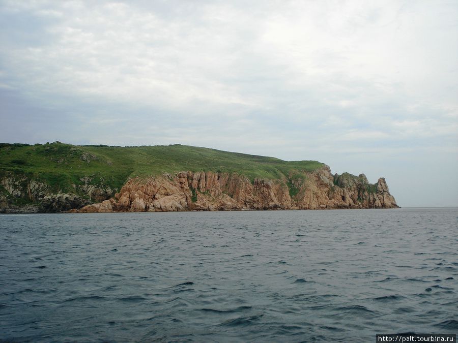Вид на остров с моря Рикорда остров, Россия