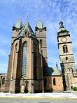 Готический Собор Святого Духа по легенде был построен королевой Элишкой в 1307 году, справа от него — Белая Башня (1580)