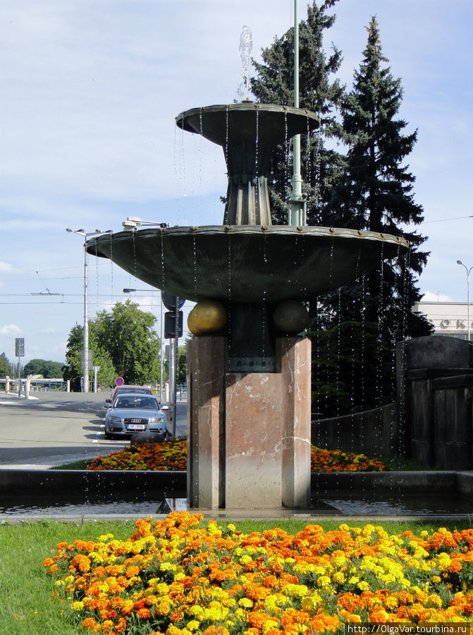 Фонтан перед зданием городского Музея Градец-Кралове, Чехия