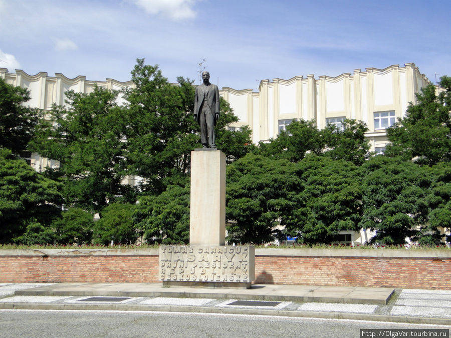На площади Масарика, разумеется, стоит памятник первому чешскому президенту Градец-Кралове, Чехия