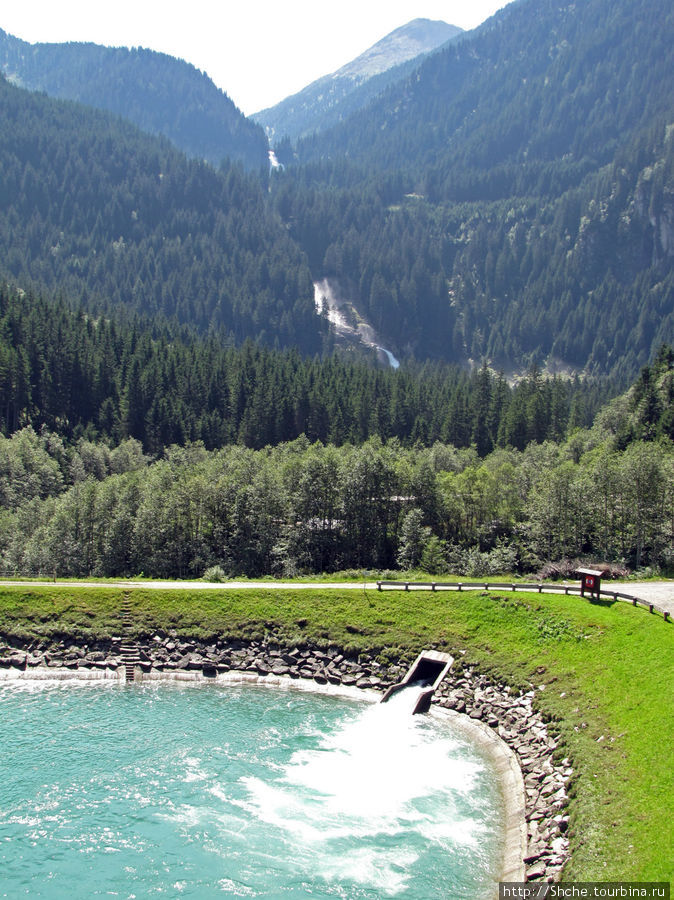 здесь сделано искусственное озеро с речной проточной водой с возможностью искупаться... Кримль, Австрия