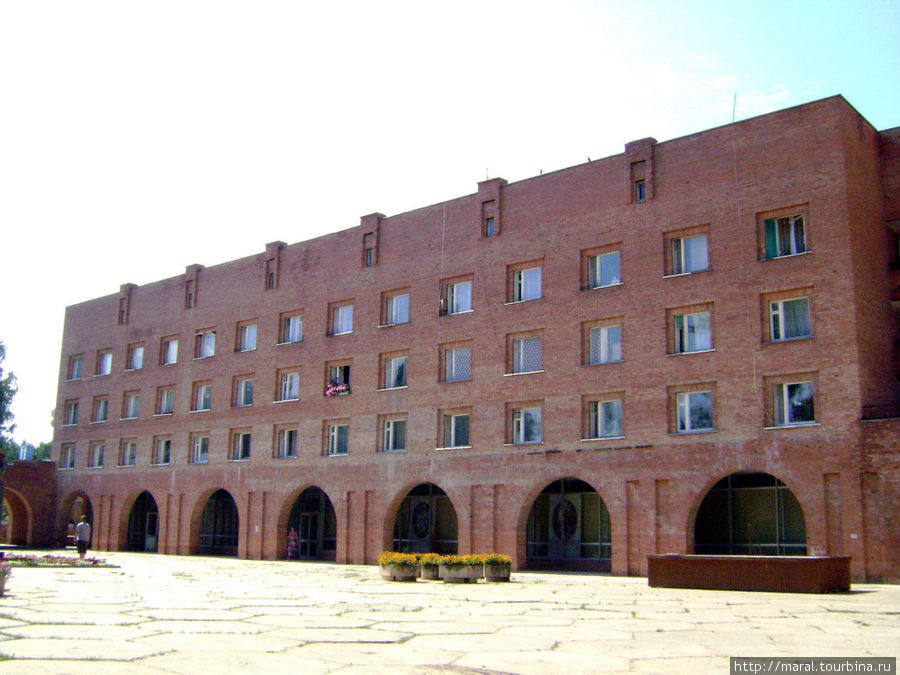 В этом здании на первом этаже находятся музей природы и музей художника-археолога Ф.Г.Солнцева