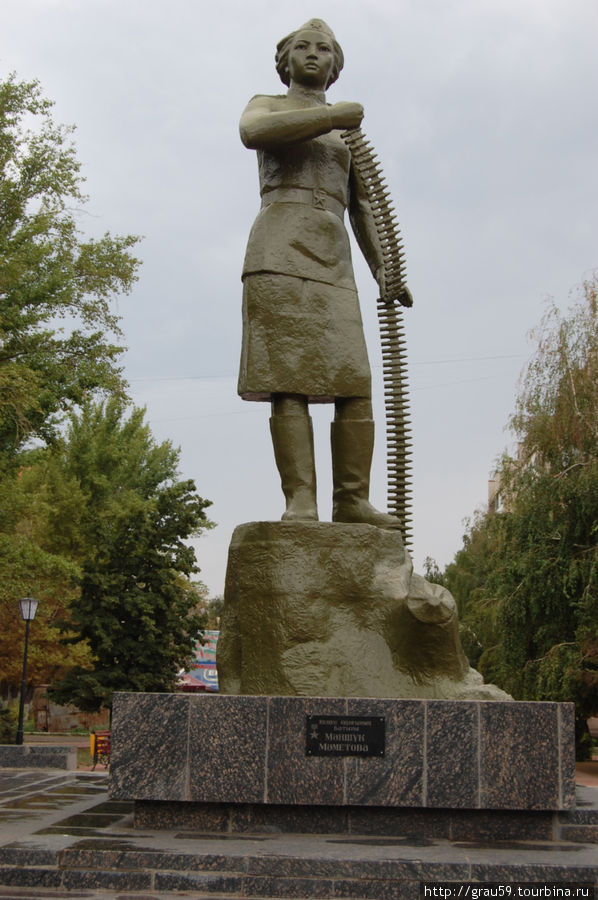 Памятник Маншук Маметовой Уральск, Казахстан