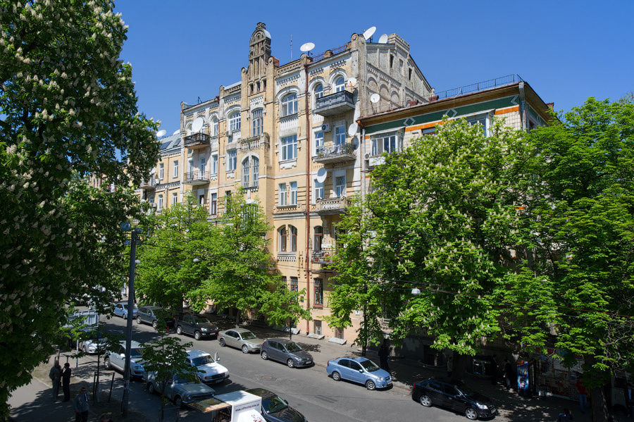 С террас открываются виды на ближайшие симпатичные здания и каштаны. Киев, Украина
