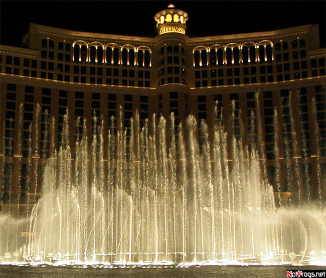 Поющие фонтаны перед отелем 