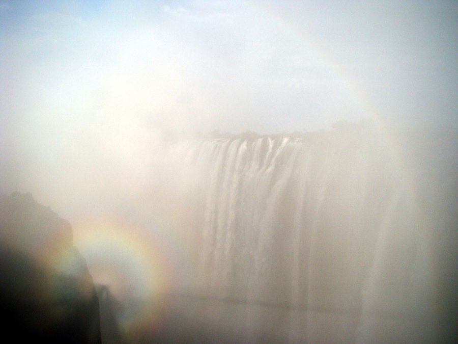 Нашел еще одно фото, где круглая радуга слева и еще одна большая справа. Ливингстон, Замбия