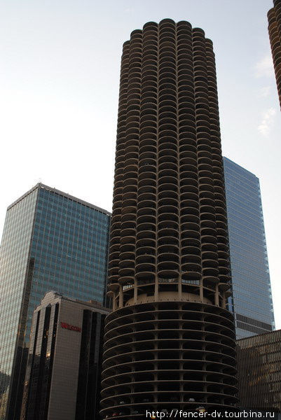 Нижние двадцать этажей этого здания занимает открытая парковка Чикаго, CША