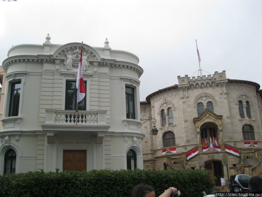 Справа — Дворец Юстиции Монако