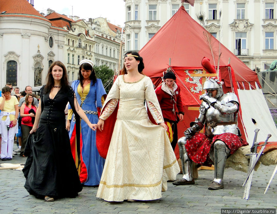 Затем девушки в  платьях старинного фасона приготовились к танцу Прага, Чехия