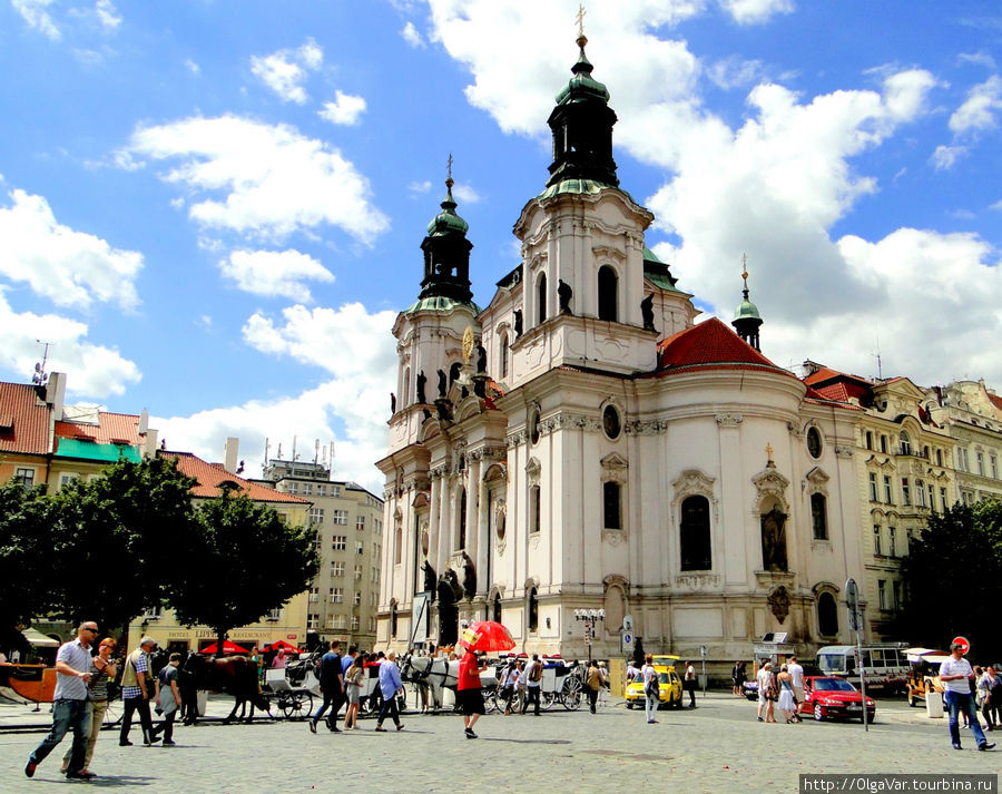 Площадь опустела и церковь святого Николая предстала во всей красе... Прага, Чехия