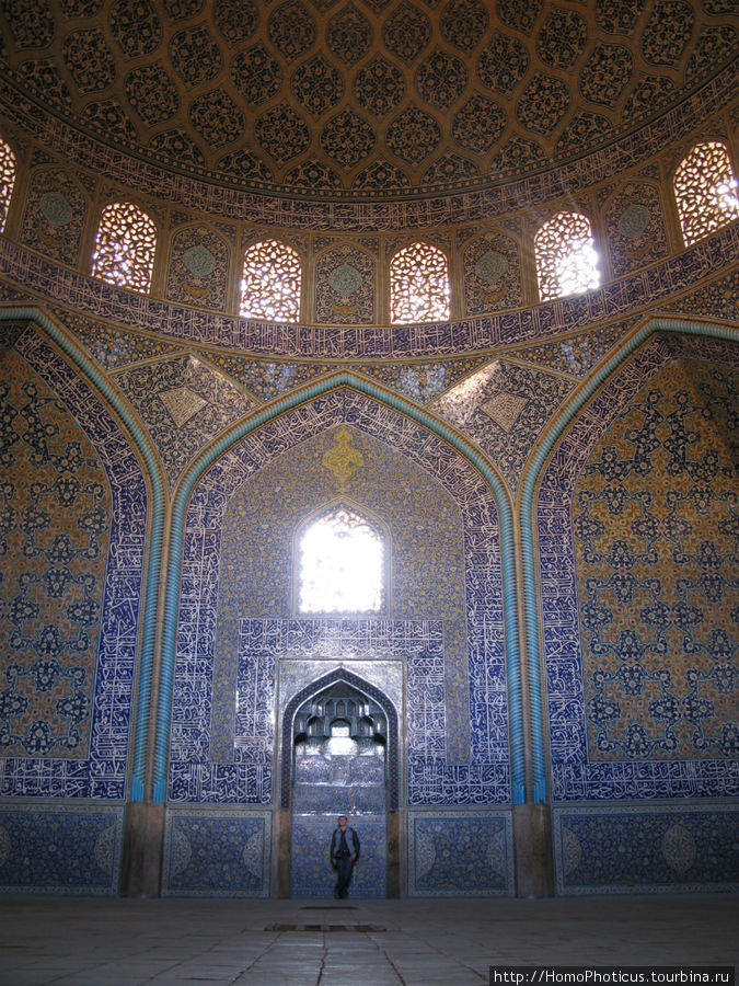 Внутри мечети Лотофоллы Исфахан, Иран