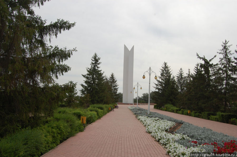 Мемориальный комплекс на берегу реки Урал