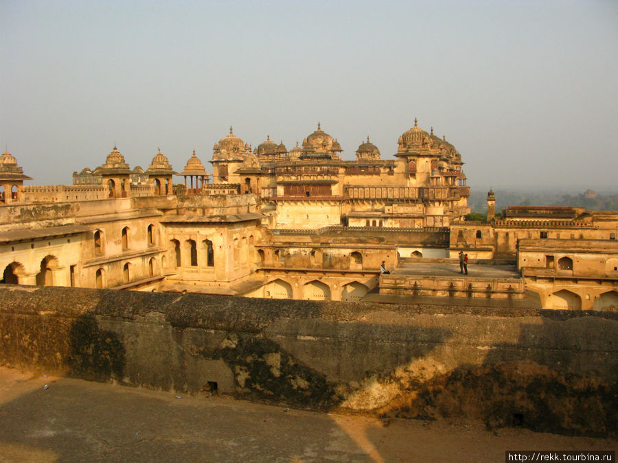 А наш дворец, продолжает впечатлять размерами, количеством надстроек и башенок Орчха, Индия