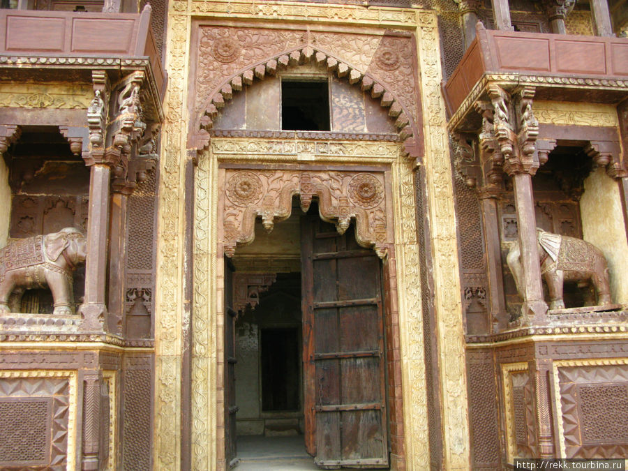 Знаменитые слоновьи ворота дворца Орчха, Индия