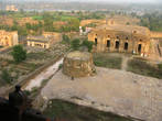 Вид на верблюжатни и заднюю территорию дворца Джихандир