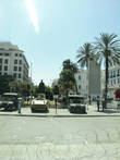 На центральном проспекте Туниса: колючая проволока, бронетранспортеры, полицейские машины на фоне безмятежной столичной жизни.