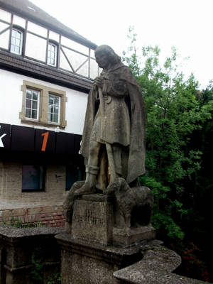 Первый памятник святому пастырю Ведалиусу, который пришел в Германию из Ирландии в второй половине 6 в. н.э. и служил затем настоятелем в одном из монастырей возле Трира.