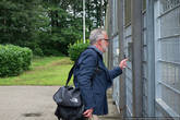 Экскурсию проводит директор тюрьмы, он просит оператора открыть нам ворота в один из блоков.