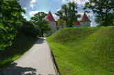 Старую часть крепости построил Ливонский орден в 15 веке. Новую — резеденцию Курземского герцога — в конце 16-го.