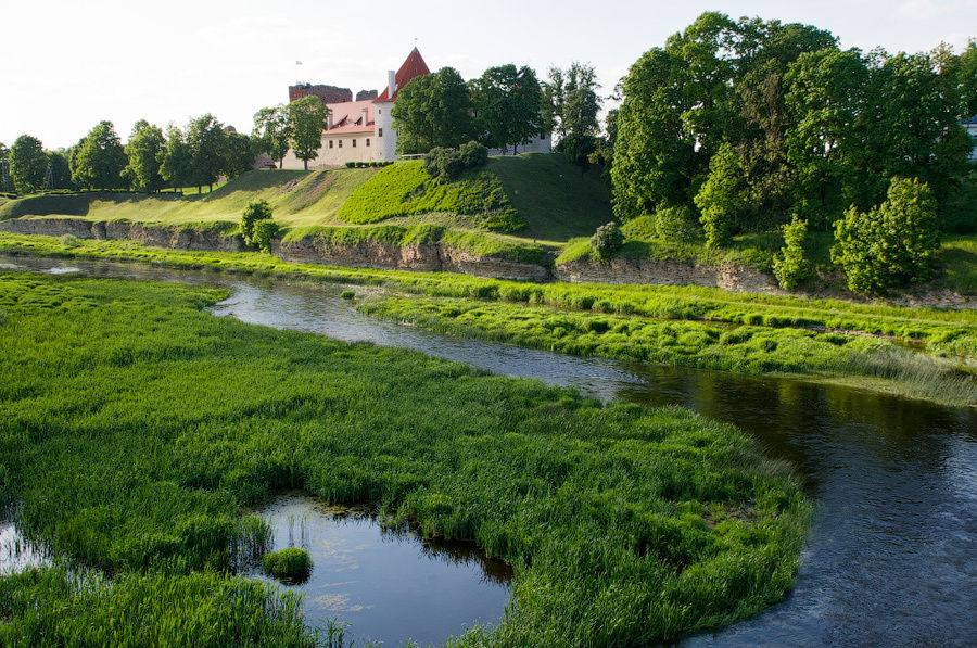 Вид на замок с моста. Бауска, Латвия