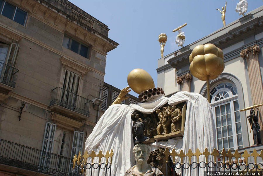 Памятник гению каталонско