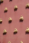 Украшения на стенах музея-театра в виде хлебных булочек