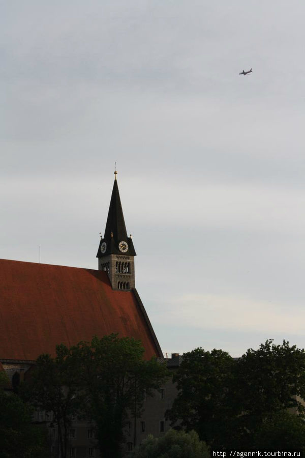 Вид на Соборную церковь — виден самолет над городом Оберндорф-Зальцбург, Австрия