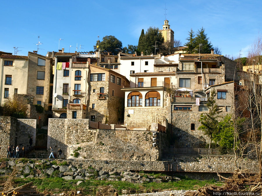 Замок у горной речки Бесалу, Испания