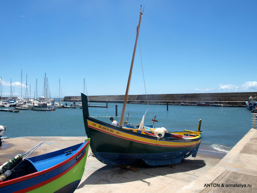 Рыбацкие лодки в Кальете. Регион Мадейра, Португалия