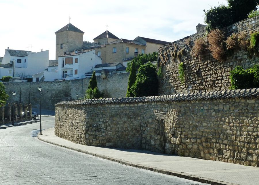 Вид на крепостную стену и Дворец Башен Убеда, Испания