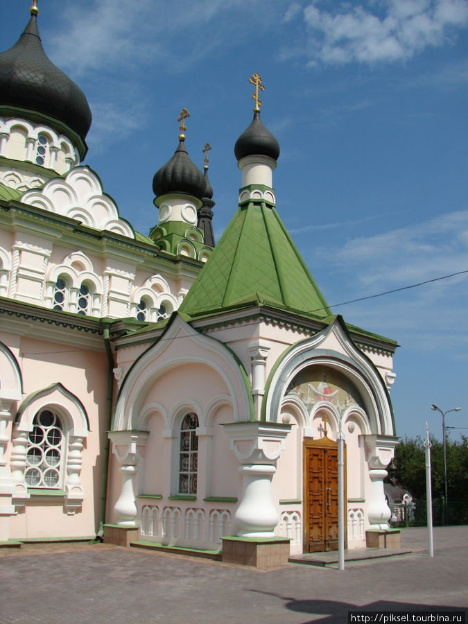 Главный вход в Покровскую церковь Киев, Украина