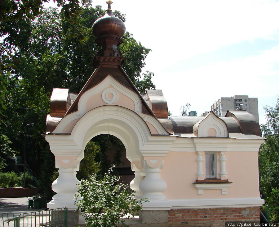 Вновь построенный бювет для богомольцев. Киев, Украина