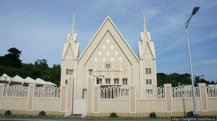 Iglesia ni Cristo. Точь в точь такие же стоят по всем городам и весям филиппинским Калапан-Сити, остров Миндоро, Филиппины