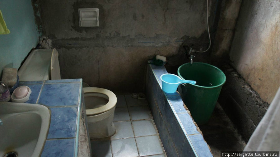 Санузел за шторкой. На филиппинах это нормально и туалет смывается из ковша.