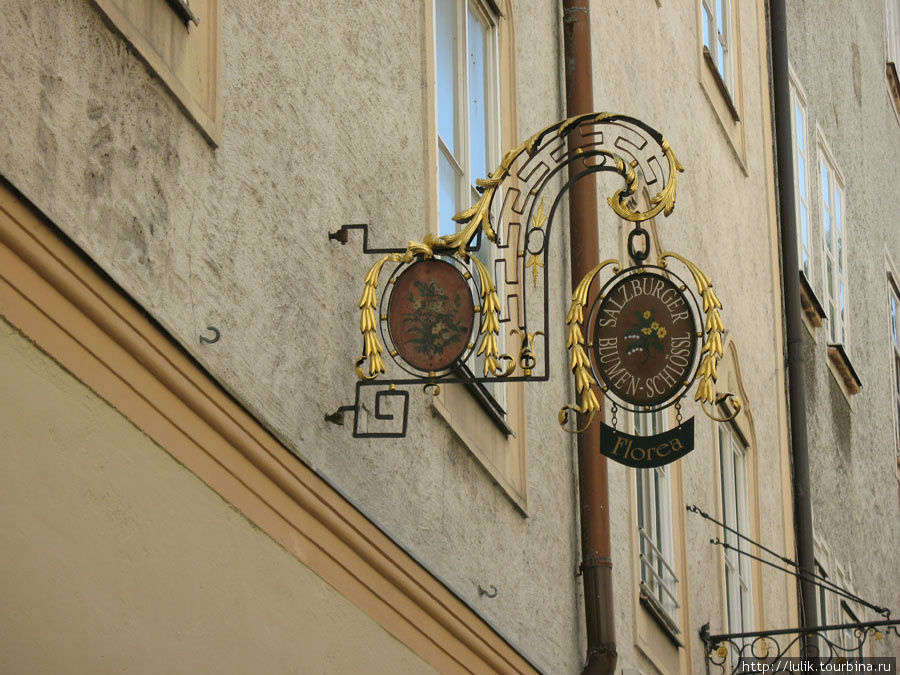Вывески в Старом городе Зальцбурга Зальцбург, Австрия